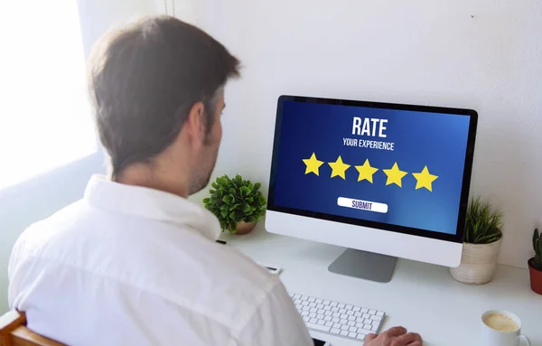 Granska Koncept Mannen Med Rating Gränssnitt Stationär Dator Med Text — Stockfoto