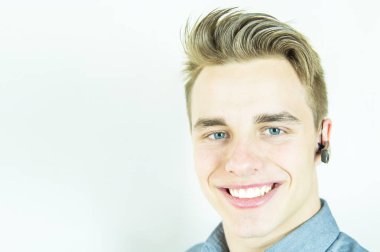 yakışıklı gülümseyen müşteri hizmetleri temsilcisi