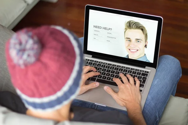 Man Contact Opnemen Met Klantenondersteuning Met Laptop — Stockfoto