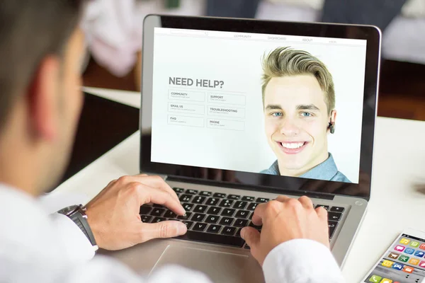 Zakenman Contact Opnemen Met Klantenondersteuning Met Laptop — Stockfoto