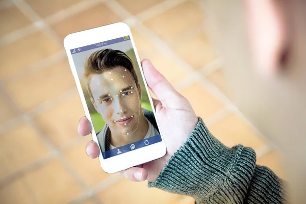 人触摸屏幕的智能手机使用面部识别 — 图库照片