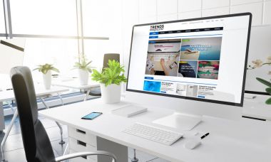 bilgisayar ekranında, modern ofis işyeri, 3d render modaya uygun Web sitesi tasarımı ile