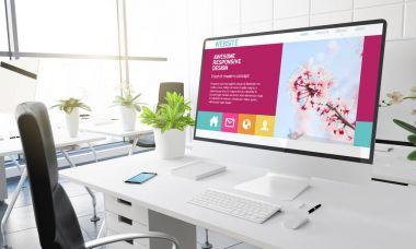 bilgisayar mükemmel duyarlı tasarım metin üstünde perde, modern ofis işyeri, 3d render ile 