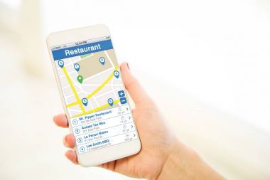 Restoran arama web sitesi gösterilen smartphone tutan el
