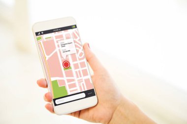 kadın el smartphone harita uygulamasını gösteren tutarak