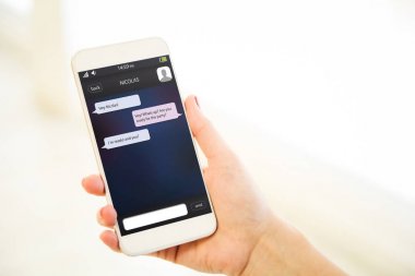 sohbet arabirimi gösterilen smartphone tutan el