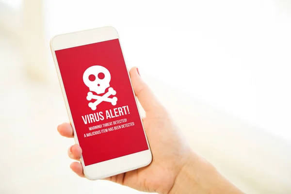 Main Femelle Tenant Smartphone Montrant Alerte Virale — Photo