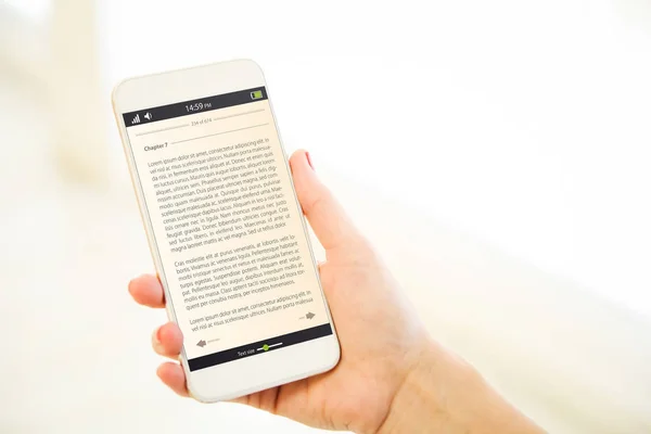 Ebook Gösterilen Smartphone Tutan — Stok fotoğraf
