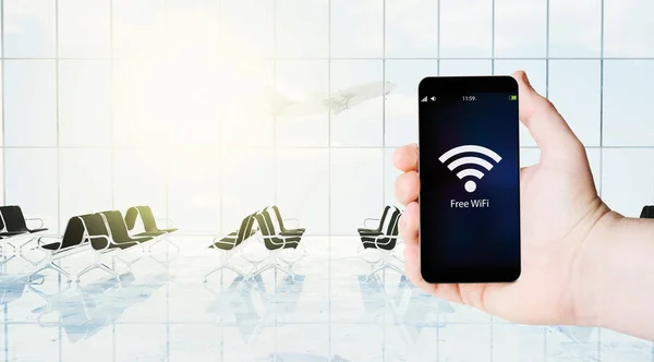 男性手持智能手机在屏幕上免费 Wifi 机场休息室背景 — 图库照片