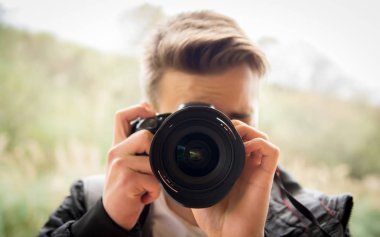 genç adam profesyonel fotoğraf makinesi ile fotoğraf çekim 