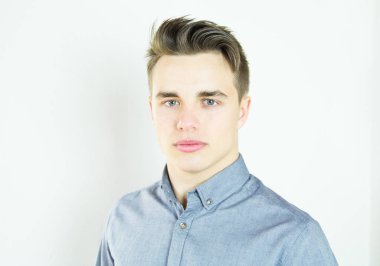 kamera beyaz arka plan üzerinde seyir yakışıklı genç