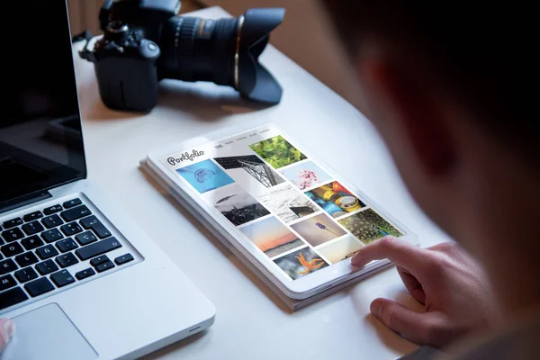 Rękach Fotografa Zarządzanie Portfolio Online Komputerze Typu Tablet — Zdjęcie stockowe