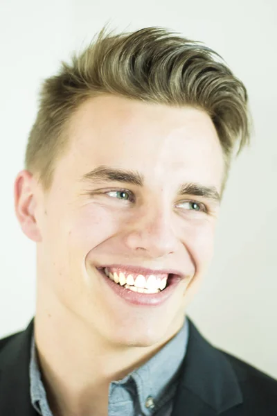 Pohledný Mladý Usmívající Podnikatel Nad Bílým Pozadím — Stock fotografie