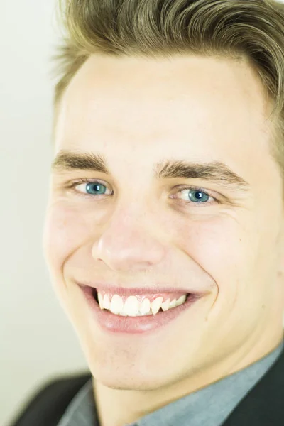 Guapo Joven Sonriente Hombre Mirando Cámara Sobre Fondo Blanco —  Fotos de Stock