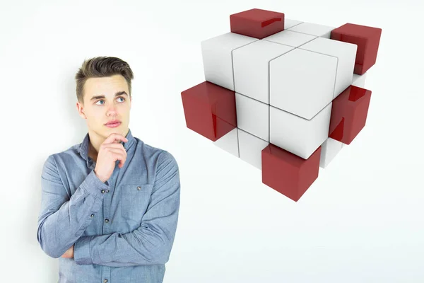 Молодий Чоловік Думає Про Проблему Кубиками — стокове фото