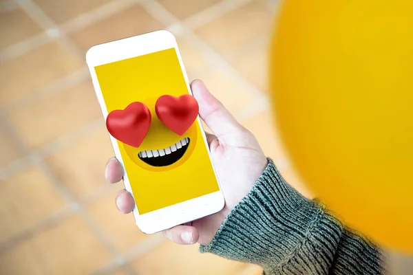 Emoji Das Eine Liebesbotschaft Mit Herzen Aus Dem Bildschirm Empfängt — Stockfoto