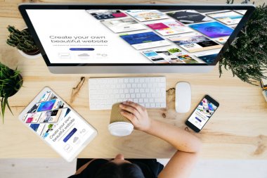 Kahve ve duyarlı Oluşturucu Web sitesi tasarımı gösterilen aygıtlar içme kadın havai görünümü