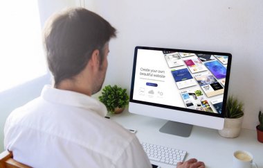 Bilgisayarda adam tarama web sitesi Oluşturucu