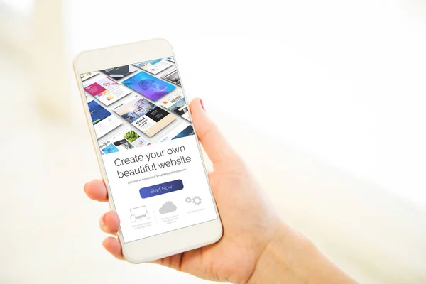 Altın Genel Smartphone Gösteren Web Sitesi Oluşturucu Tutan Kadın — Stok fotoğraf