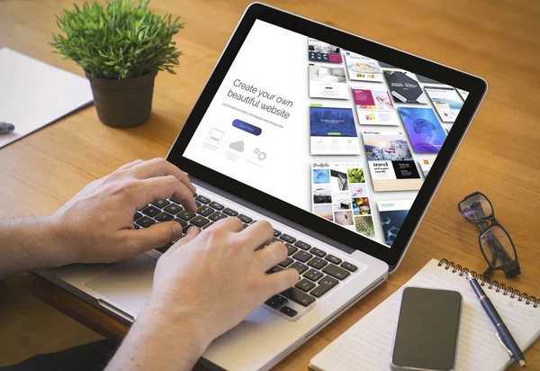 Web sitesi yapı online kavramı. Dizüstü bilgisayarda çalışma coolhunter yakın çekim Üstten Görünüm