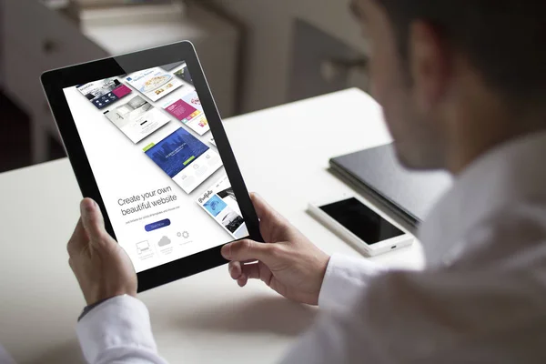タブレット表示ビルダーの Web サイトを保持している事業所 Bussinessman — ストック写真