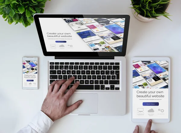 办公室桌面与平板电脑 智能手机和笔记本电脑显示网站建设者 — 图库照片