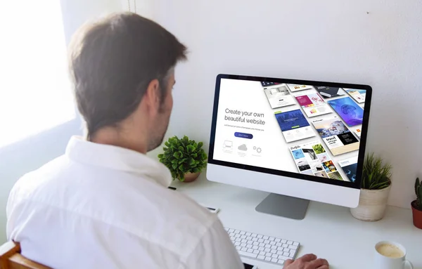Uomo Sito Web Navigazione Costruttore Sul Computer — Foto Stock