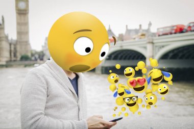 London City smartphone bakarak adam emoji kafa ile şaşırttı