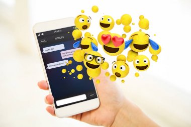 Altın genel smartphone uygulaması sohbet ve ifadeler gösterilen tutan kadın