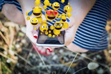 Sohbet ve emojis kullanarak bir kadının elleri Close-Up. 