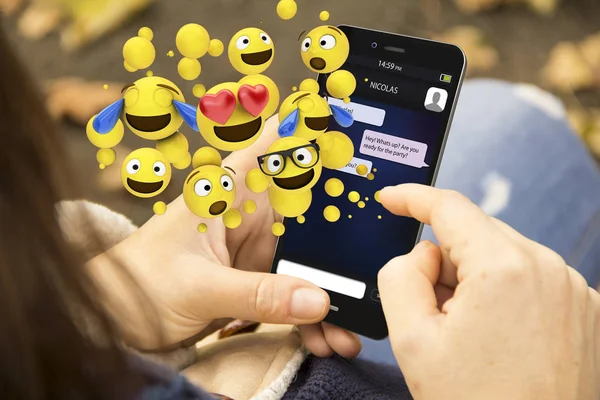 Conceito Design Móvel Mulher Segurando Smartphone Gerado Envio Emoticons — Fotografia de Stock