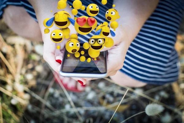 Primer Plano Las Manos Una Mujer Charlando Usando Emojis — Foto de Stock