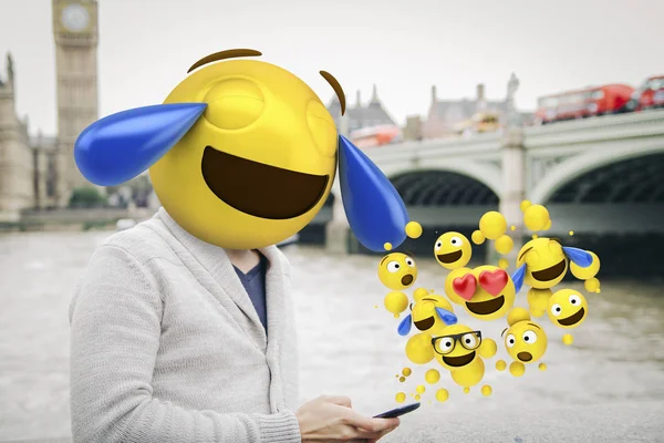 Uomo Con Ridere Palla Testa Ricevendo Inviando Emoji Smartphone — Foto Stock