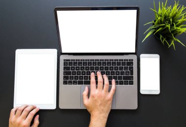 Eller tepkili web tasarım aygıtlarına dokunuyor