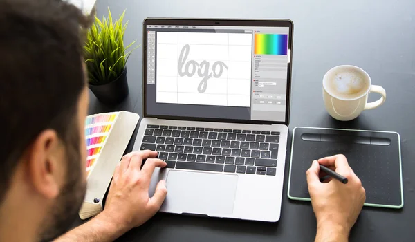 Grafisch ontwerper werkt aan laptop — Stockfoto