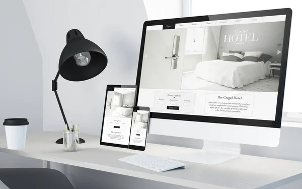 Minimale Desktop Met Responsieve Hotel Website Apparaten Rendering — Stockfoto