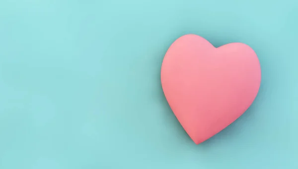 Corazón Rosa Sobre Fondo Azul Renderizado — Foto de Stock