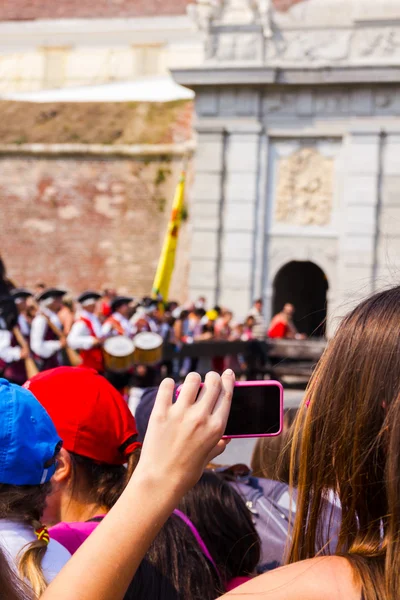 Filming with smartphone a medieval parade — Stock Photo, Image