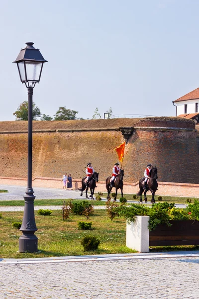Alba Carolina citadel koně stráž v Alba Iulia, Rumunsko — Stock fotografie