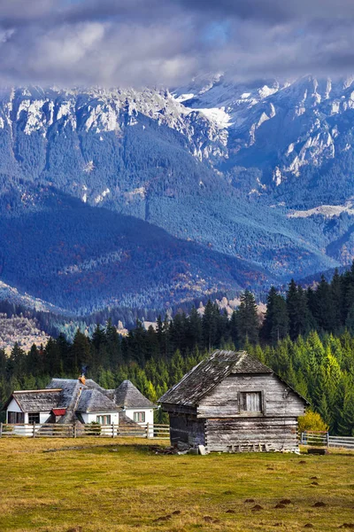 Tradiční domy v rumunských horách — Stock fotografie