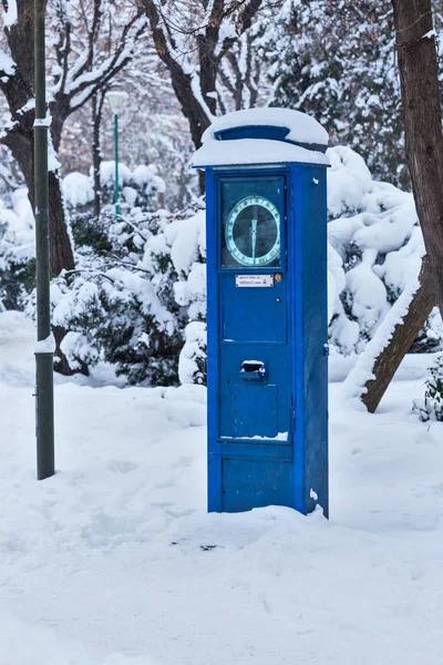 Old weighing scale in the park — Stock Photo, Image