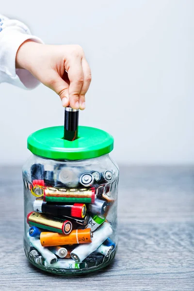 Toplama çocuk el kullanılmış pilleri