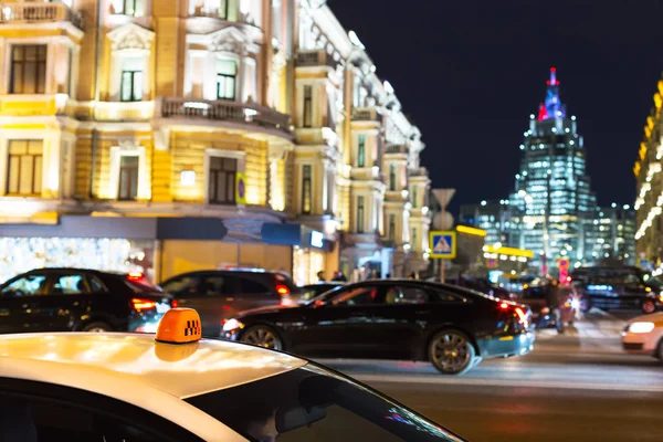 Такси Москвы ночью — стоковое фото
