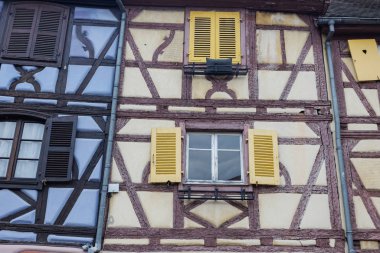 Colmar 'ın Alsace Fransa' daki evinin cephesi