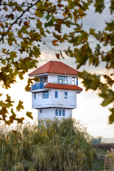 Biała wieża z delty — Zdjęcie stockowe
