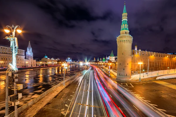 Tráfego de Moscou à noite e durante o inverno — Fotografia de Stock