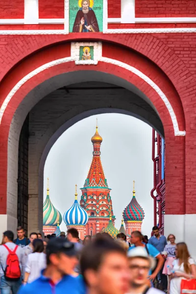 Basil cathedral from Resurection Gate in Moscow — Stock Photo, Image