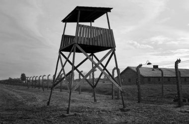 Güvenlik kulesinde toplama nazi kampı