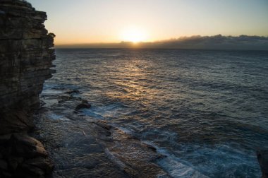 Uçurumlar, gün doğumu ve deniz