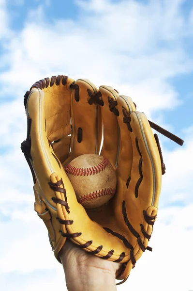 Una Persona Atrapando Una Pelota Béisbol Con Guante — Foto de Stock